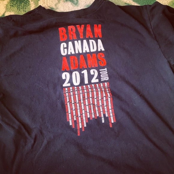 ✨2/$30✨Bryan Adams 2012 Canada Tour Graphic T - Picture 3 of 4